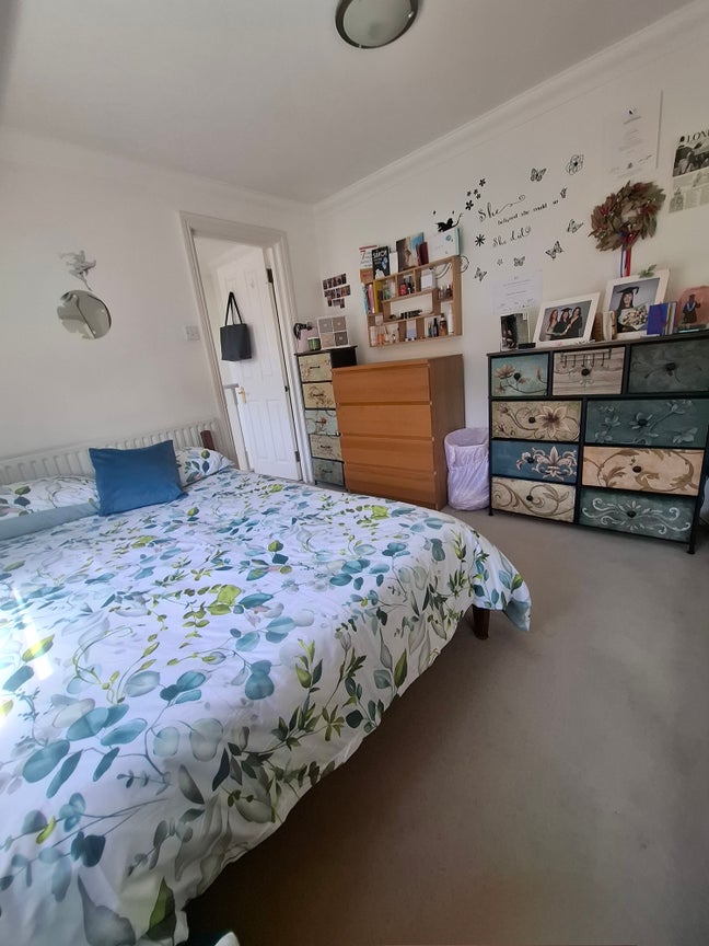 Spacious bright Double Room Available in 2 bed fla Main Photo