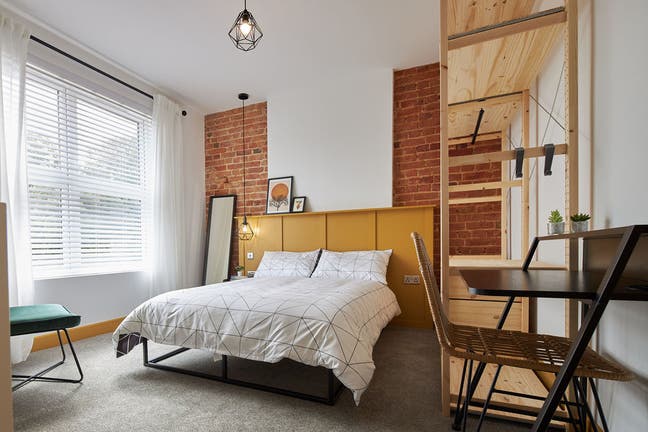 30BR | Designer outlet | Train St | Dbl | Ensuite  Main Photo
