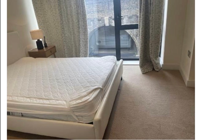 Double bedroom with spacious bathroom Tower Bridge Main Photo