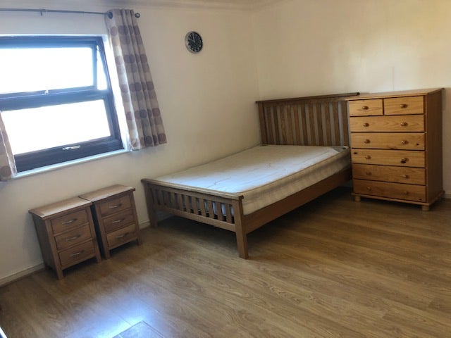 &pound;1250pcm ensuite Room in a quite shared house Main Photo