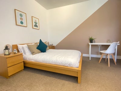 UHCW - Great Location Main Photo