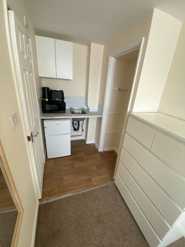 Modern studio flat, Heathrow airport area Main Photo