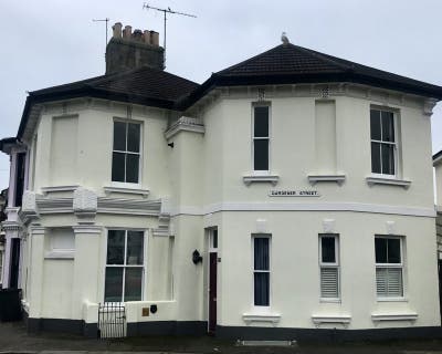 Large double en suite room in a lovely house share Main Photo