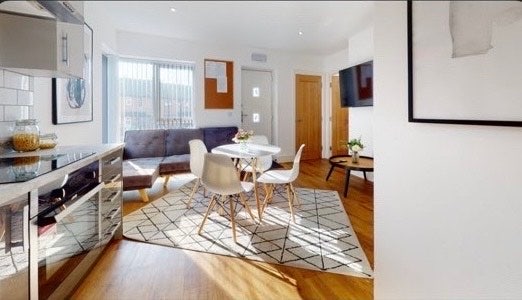 2 bedroom flat. Close to uni of N Main Photo