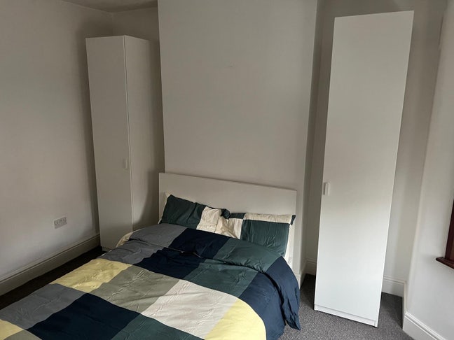 Lovely double room in recently refurbished house Main Photo
