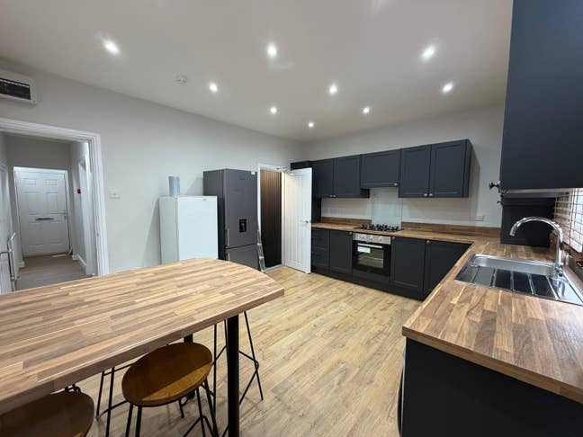 🏡Dont Miss Out! Luxury 6 Bed Ensuite House🏡 Main Photo