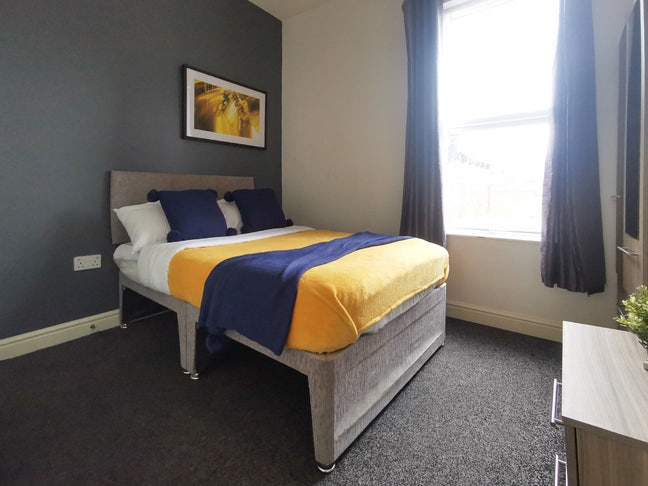 Opposite Retail Park/2 min to Town/Min 2 months Main Photo