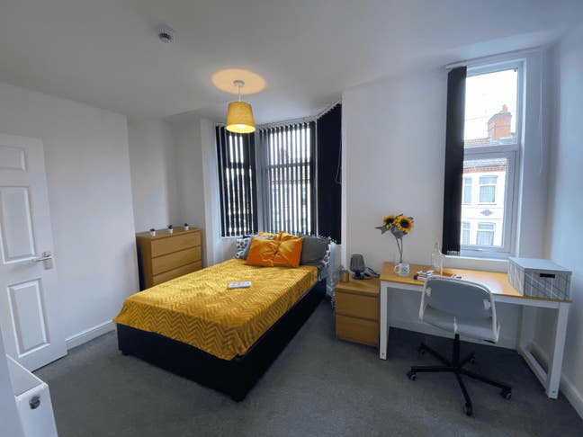 Large Ensuite Room  -  CV1 4ET Couples Allowed Main Photo