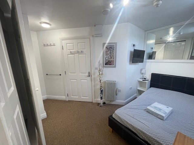 En-suite shower & sink in room -Evesham Town   Main Photo