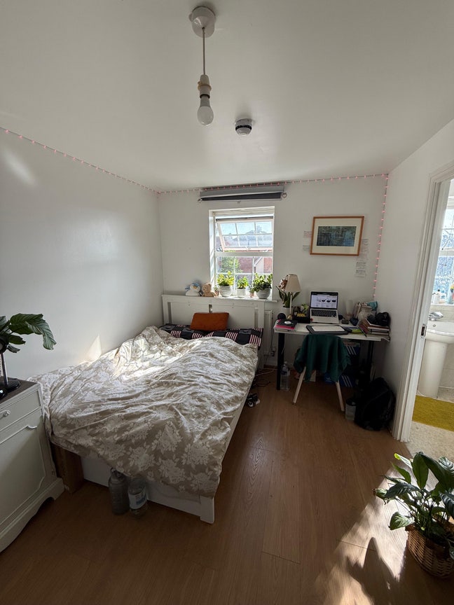 Shared room En suit Available near University  Main Photo