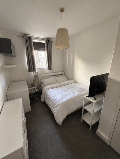 Dbl Room -&pound;700 pcm bills included -West Kensington Main Photo