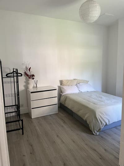 Spacious double bedroom in De Beauvoir Main Photo