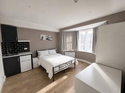 Studio 15 Mins to Enfield-Bills Included Main Photo