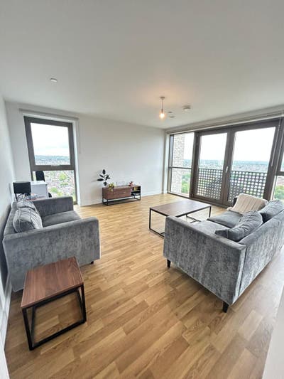 Enormous Room fully furnished in luxurious flat  Main Photo