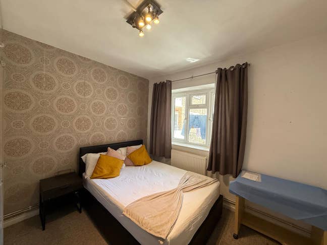 Two Bright Double Rooms Available in Parsons Green Main Photo