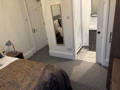 Large room with ensuite (Gander) Main Photo