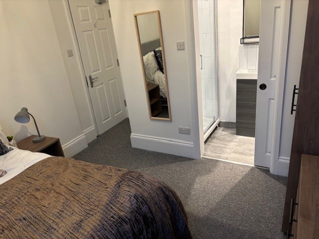 Large room with ensuite (Gander) Main Photo