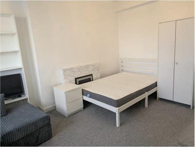 Looking for a roomate in 2 people flat Main Photo