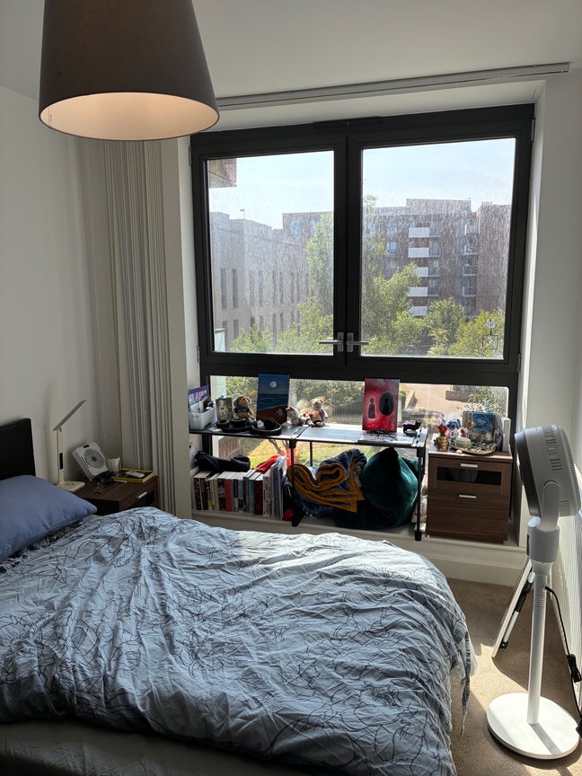 Double Room + Private Bathroom! E16 Main Photo