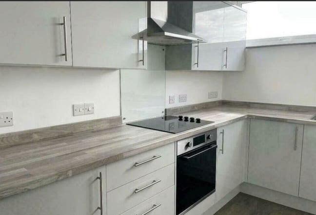 "Live Comfortably: 1-Bed Flatshare in Prime Locati Main Photo