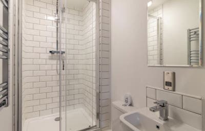 *Flatshare in city: Utility Bills at &pound;30 Per Month Main Photo