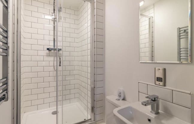 *Flatshare in city: Utility Bills at &pound;30 Per Month Main Photo
