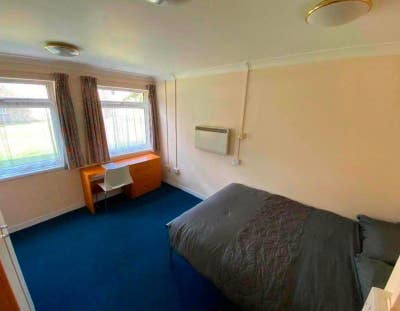 "Furnished Flatshare: Easy Access to Town Centre!" Main Photo