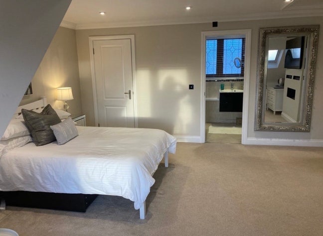 Bedroom En-Suite- Lounge- Kitchen . Bills Inc Main Photo