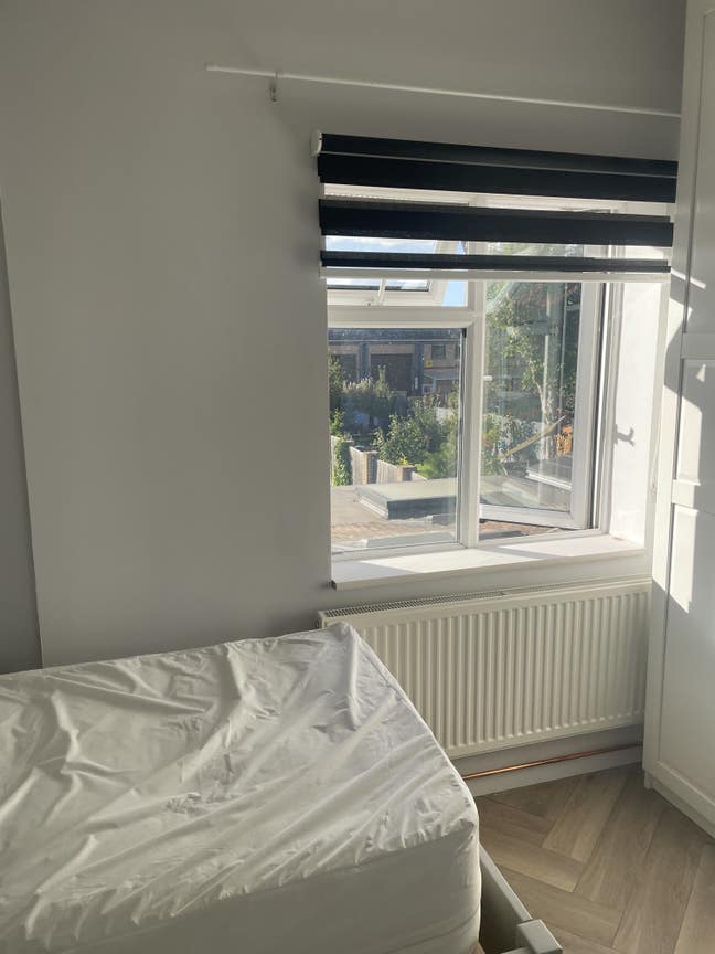 2 rooms to let in a family home Main Photo