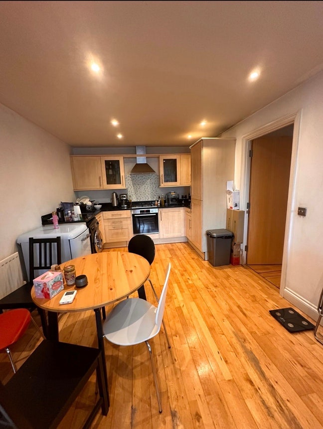 Amazing Double Room 2min walk to Kingston station! Main Photo