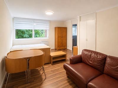 Bright & Spacious Self-Contained Studio Flat – SL1 Main Photo
