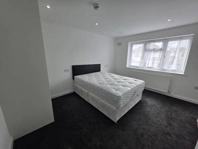 Ensuite double room available off Uxbridge Road Main Photo