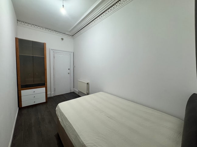 Furnished Double Room - Bills Inc & WiFi - G42 8ED Main Photo