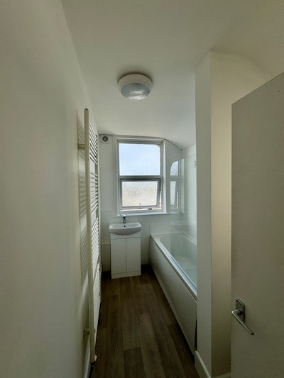 Double room to rent in 2 bed flat  Main Photo