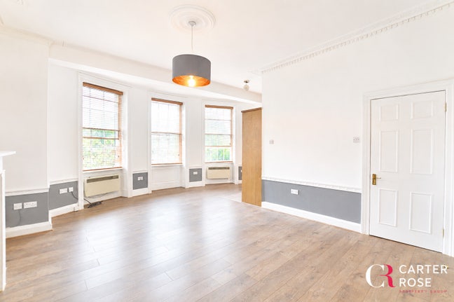 Fab 1 bed flat on Blackheath Rd Off Street Parking Main Photo