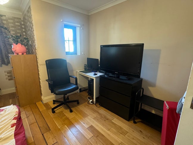 Double super spacious room for rent Main Photo