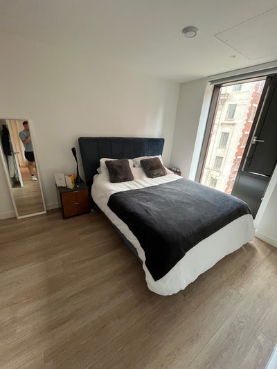 Ensuite room in Modern Apartment Main Photo