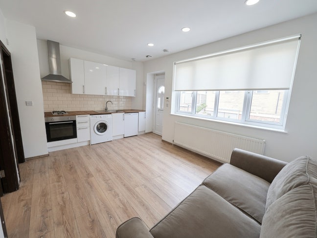 Stunning ground floor flat in Paxton Place SE27 Main Photo