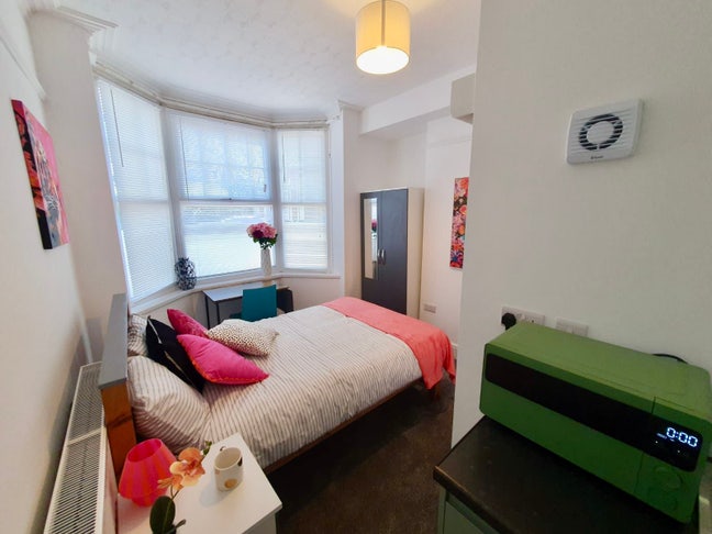 Brand New Ensuites with Kitchenette All Bills Inc Main Photo