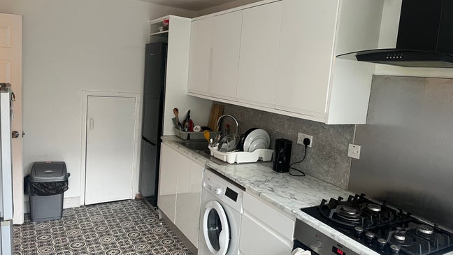 Single Room, Weatherley Close, E3, Mile End Main Photo