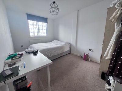 Bright room in Ealing Broadway  Main Photo