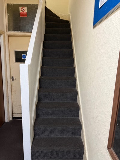 2 Beautiful Double rooms available in a clean hous Main Photo