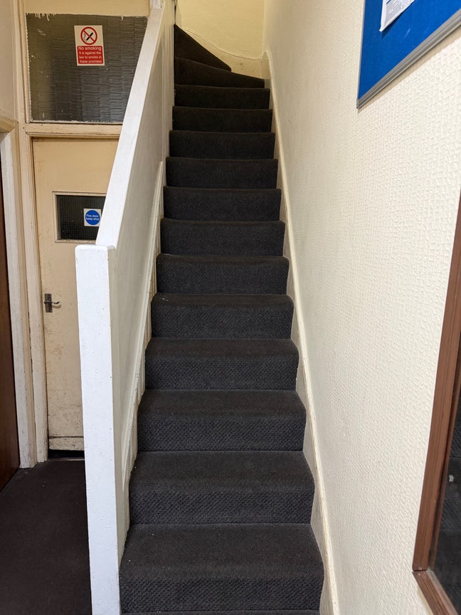 2 Beautiful Double rooms available in a clean hous Main Photo
