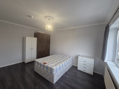 Large double Room - 1 stop to Paddington   Main Photo