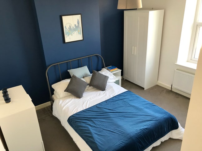 Beautifully presented en-suite double Room 2 Main Photo