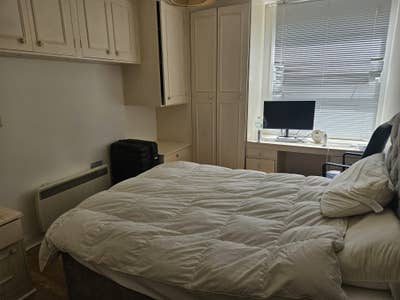 Double room with  separate bathroom in 2 Bed flat Main Photo