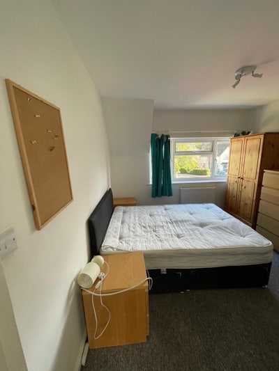 Room available in student house in Chesterton. Main Photo