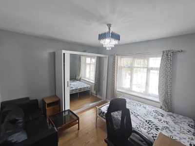 Bright Double Room in E6 – Bills Included Main Photo