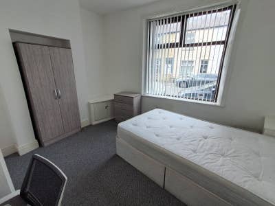 Ensuite Double Room Available - Ribblesdale, BB10 Main Photo