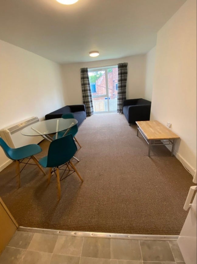 Looking for a flatmate - single room double bed Main Photo